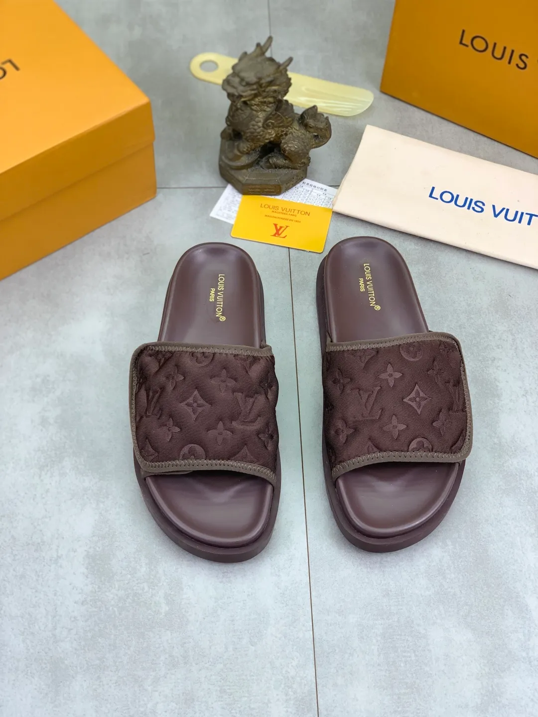 Men's shoes 💰P320 💰[New style]🆘 Original quality [LOUIS VUITTON] The popular Louis Vuitton LV men's slippers on the official website are on sale simultaneously! Original fabric imported from Italy, original factory special supply, code number: 38-44 (45 customized), many colors available